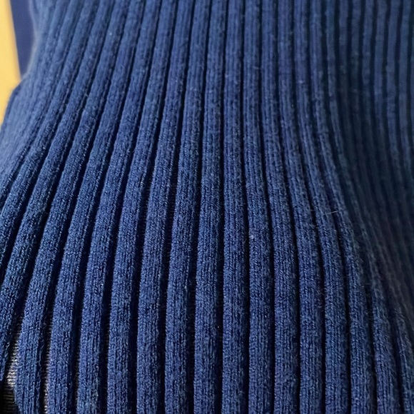 Skin-tight dark blue long sleeve turtleneck - Picture 4 of 4